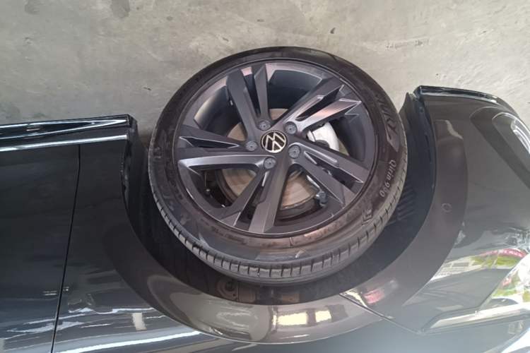 Used Volkswagen Golf 2021 280TSI DSG R-Line Left Front Wheel Hub