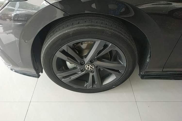 Used Volkswagen Golf 2021 280TSI DSG R-Line Left Front Wheel Hub