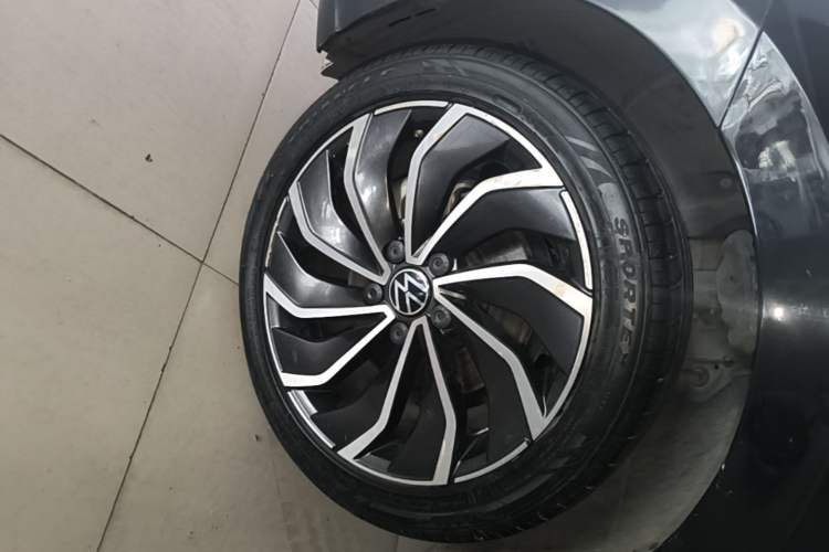 Used Volkswagen Golf 2021 280TSI DSG 30th Anniversary Edition Left Front Wheel Hub