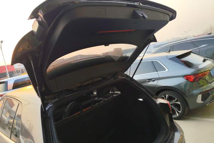Used Volkswagen Golf 2021 280TSI DSG R-Line Trunk