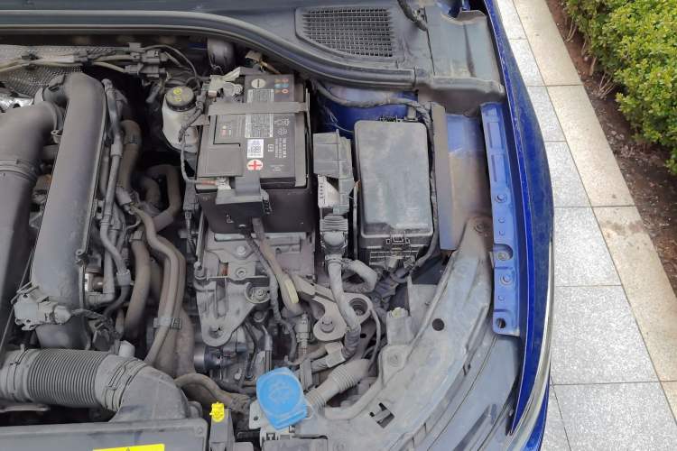 Used Volkswagen Golf 2021 280TSI DSG R-Line Engine Bay Left