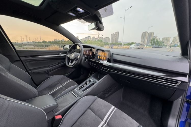 Used Volkswagen Golf 2021 280TSI DSG R-Line Interior 3