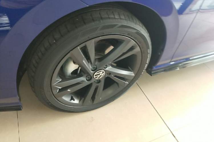 Used Volkswagen Golf 2021 280TSI DSG R-Line Left Front Wheel Hub