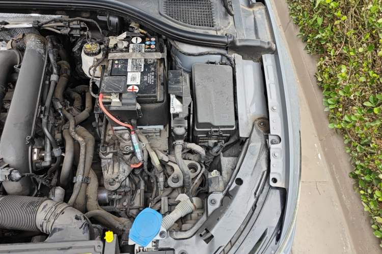 Used Volkswagen Golf 2021 280TSI DSG R-Line Engine Bay Left