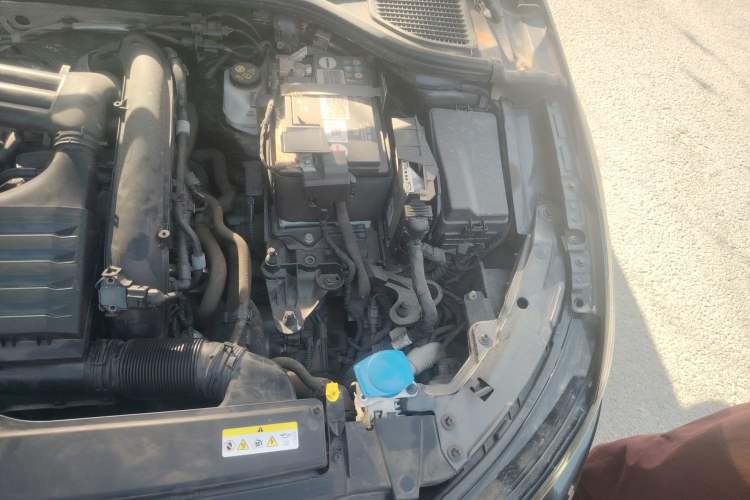 Used Volkswagen Golf 2021 280TSI DSG R-Line Engine Bay Left
