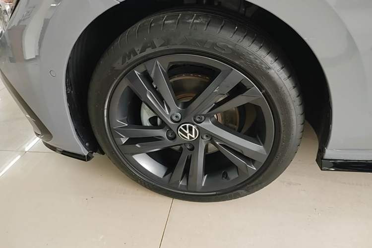 Used Volkswagen Golf 2021 280TSI DSG R-Line Left Front Wheel Hub