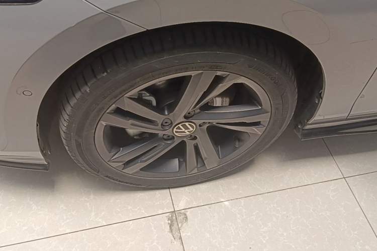 Used Volkswagen Golf 2021 280TSI DSG R-Line Left Front Wheel Hub