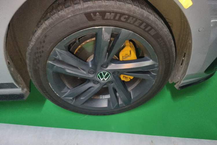 Used Volkswagen Golf 2021 280TSI DSG R-Line Right Front Wheel Hub