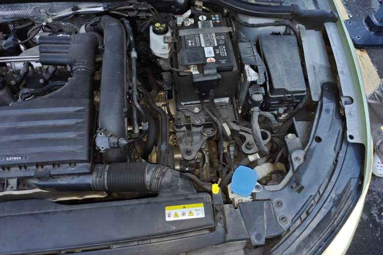 Used Volkswagen Golf 2021 280TSI DSG R-Line Engine Bay Left