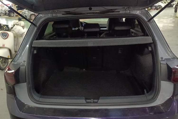 Used Volkswagen Golf 2021 280TSI DSG R-Line Trunk