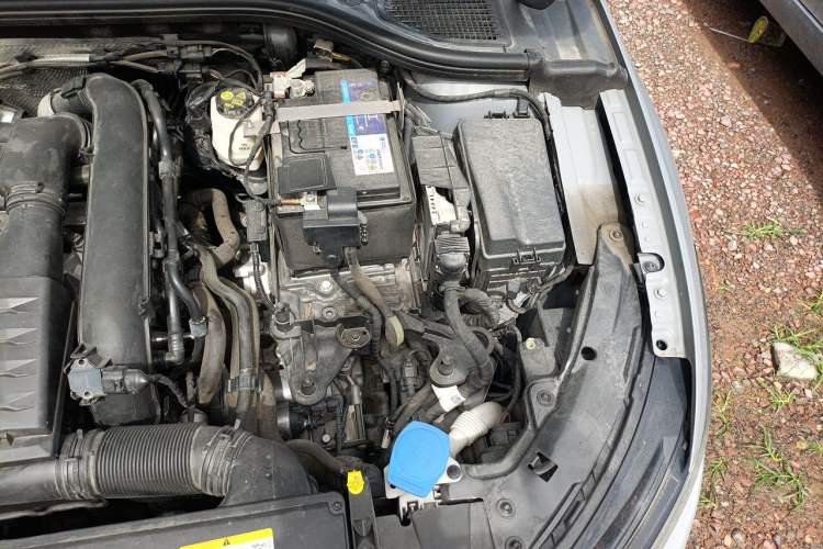 Used Volkswagen Golf 2021 280TSI DSG R-Line Engine Bay Left