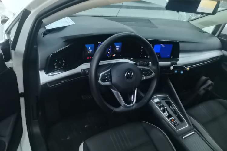 Used Volkswagen Golf 2021 200TSI DSG Pro Center Console