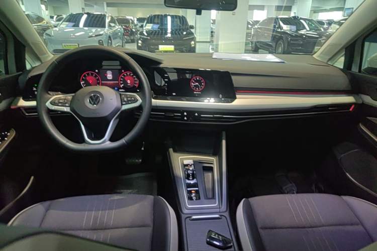 Used Volkswagen Golf 2021 200TSI DSG Pro Center Console