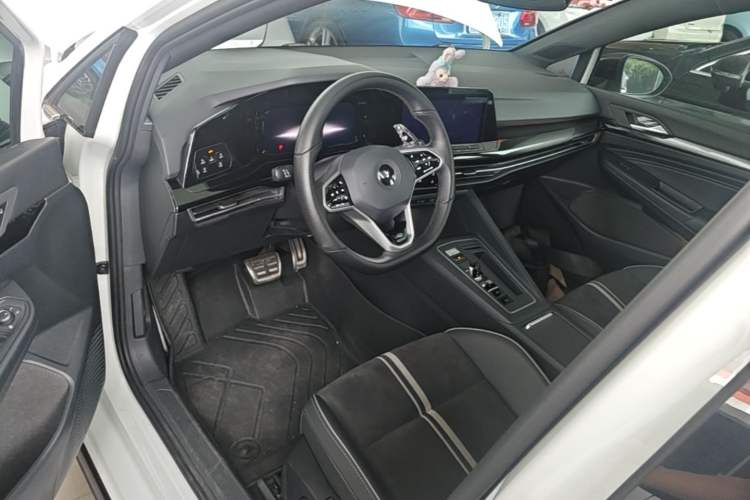 Used Volkswagen Golf 2021 280TSI DSG Pro First Edition Center Console