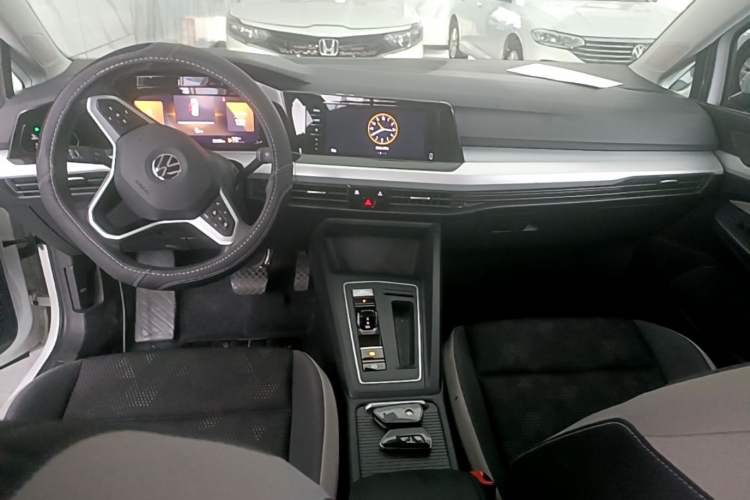 Used Volkswagen Golf 2021 200TSI DSG Pro Center Console