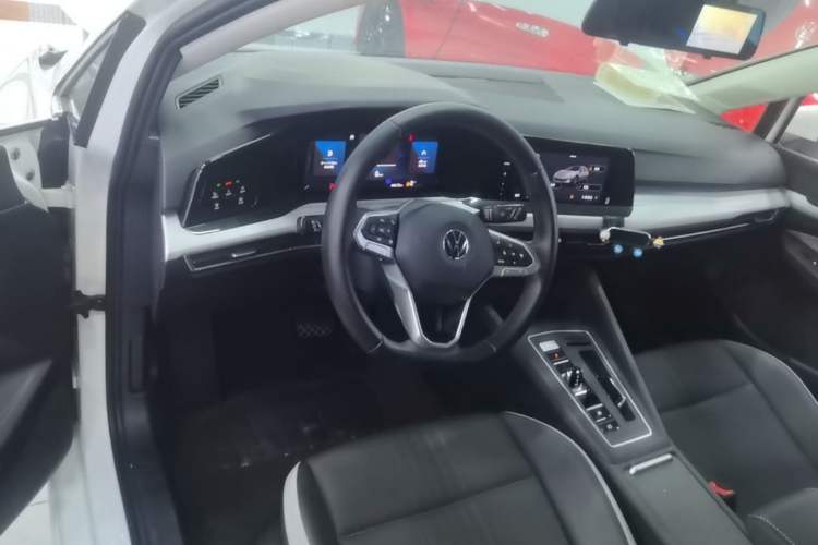 Used Volkswagen Golf 2021 200TSI DSG Pro Center Console