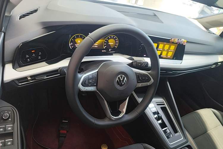 Used Volkswagen Golf 2021 200TSI DSG Pro Center Console