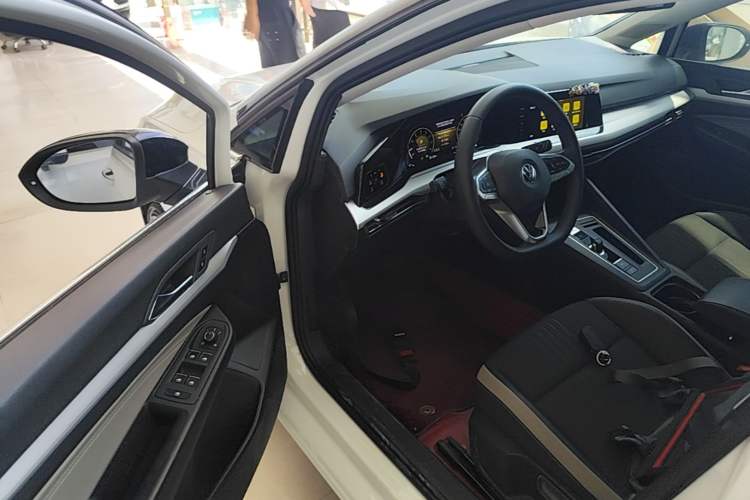 Used Volkswagen Golf 2021 200TSI DSG Pro Driver Seat