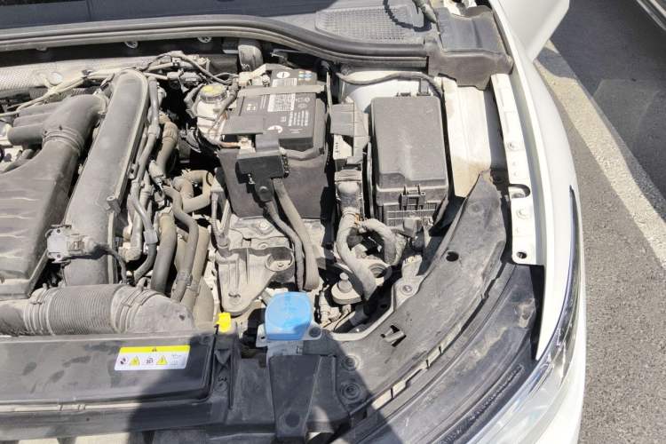 Used Volkswagen Golf 2021 280TSI DSG R-Line Engine Bay Left