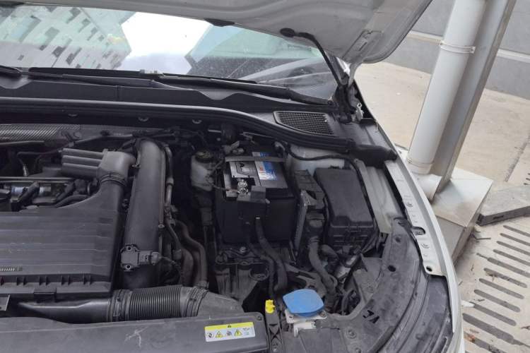 Used Volkswagen Golf 2021 200TSI DSG Pro Engine Bay Left