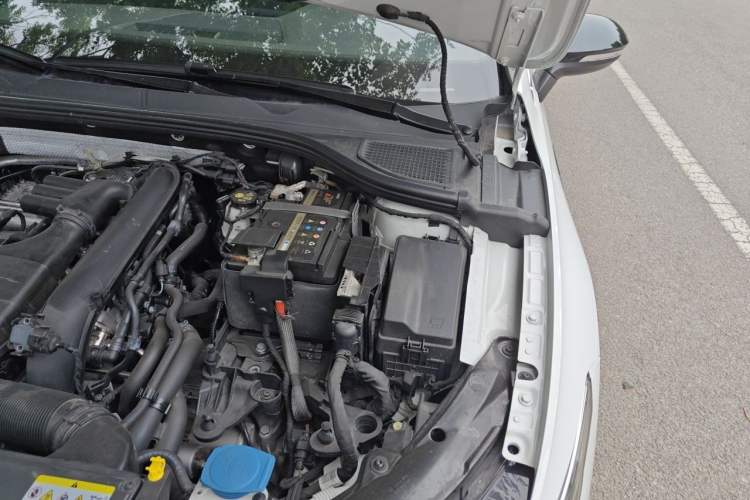 Used Volkswagen Golf 2021 280TSI DSG R-Line Engine Bay Left