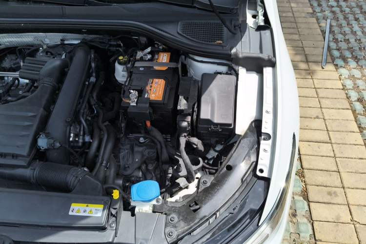 Used Volkswagen Golf 2021 280TSI DSG R-Line Engine Bay Left
