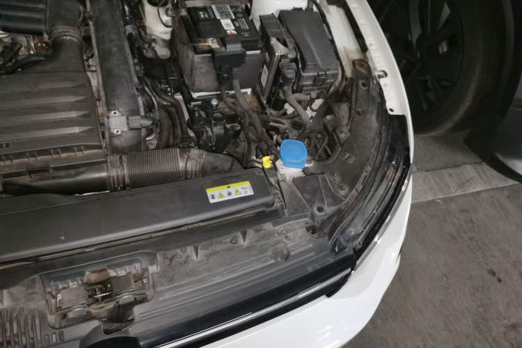 Used Volkswagen Golf 2021 280TSI DSG R-Line Engine Bay Left