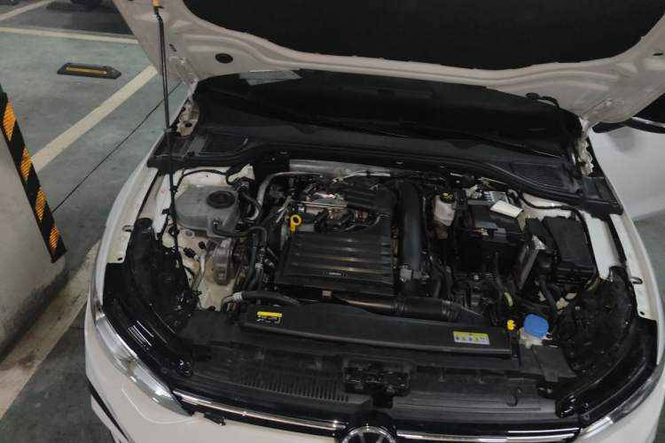 Used Volkswagen Golf  Engine Bay Right
