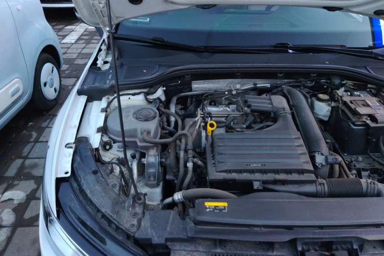 Used Volkswagen Golf 2021 280TSI DSG R-Line Engine Bay Right