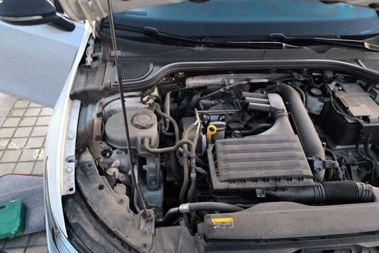 Used Volkswagen Golf 2021 280TSI DSG R-Line Engine Bay Right
