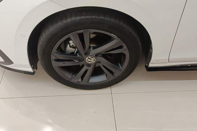 Used Volkswagen Golf 2021 280TSI DSG R-Line Left Front Wheel Hub