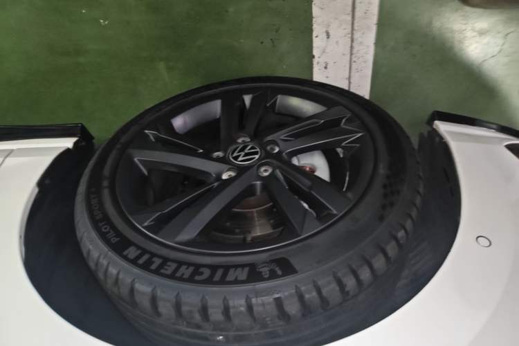 Used Volkswagen Golf 2021 280TSI DSG Pro First Edition Left Front Wheel Hub