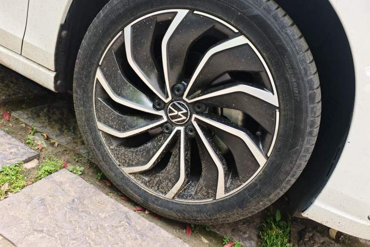 Used Volkswagen Golf 2021 280TSI DSG 30th Anniversary Edition Right Front Wheel Hub