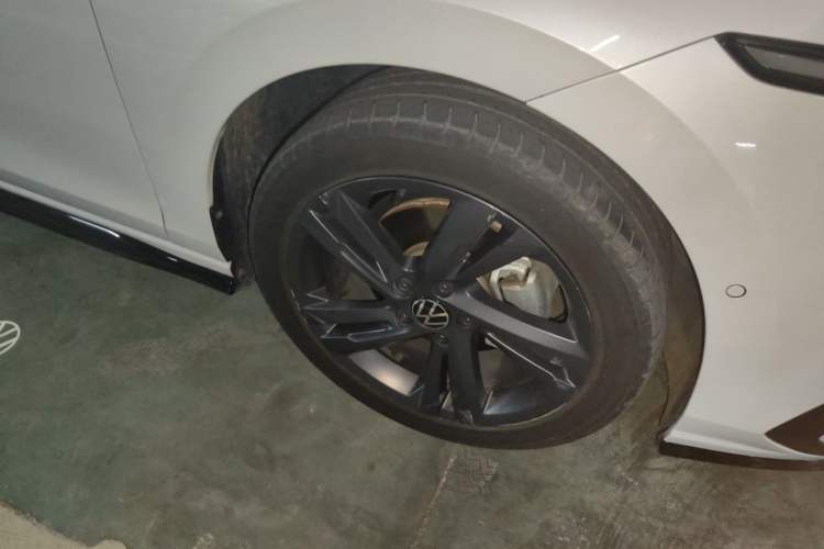 Used Volkswagen Golf  Right Front Wheel Hub