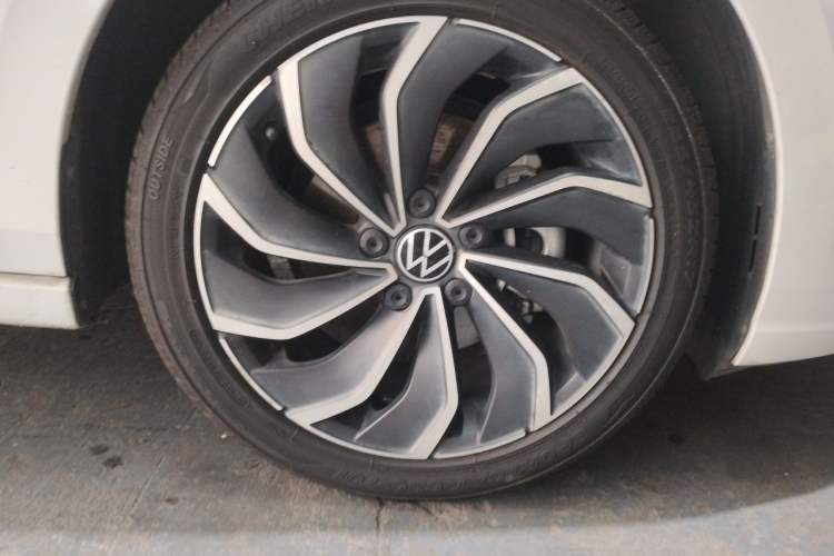 Used Volkswagen Golf 2021 280TSI DSG 30th Anniversary Edition Right Front Wheel Hub