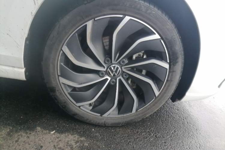 Used Volkswagen Golf 2021 280TSI DSG 30th Anniversary Edition Right Front Wheel Hub