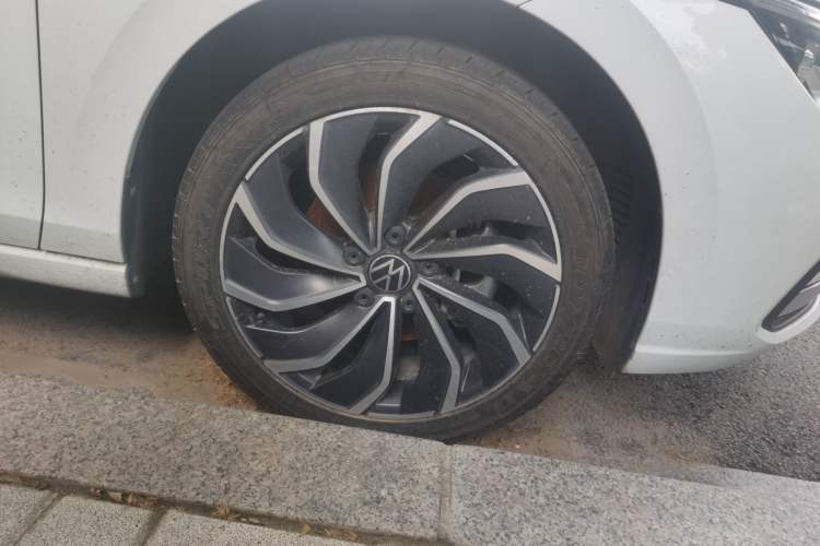 Used Volkswagen Golf 2021 280TSI DSG Pro Right Front Wheel Hub