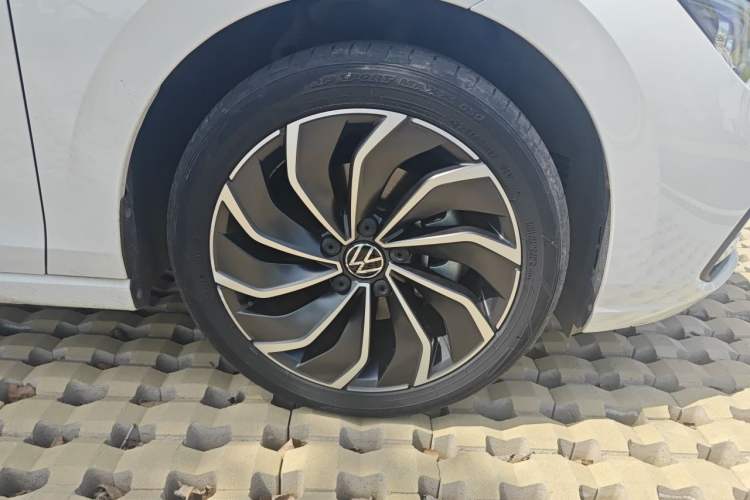 Used Volkswagen Golf 2021 280TSI DSG 30th Anniversary Edition Right Front Wheel Hub