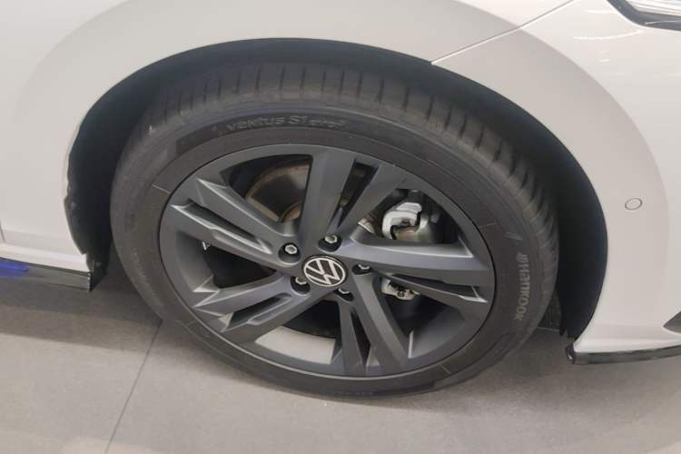 Used Volkswagen Golf 2021 280TSI DSG R-Line Right Front Wheel Hub