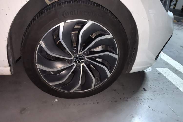 Used Volkswagen Golf 2021 280TSI DSG 30th Anniversary Edition Right Front Wheel Hub