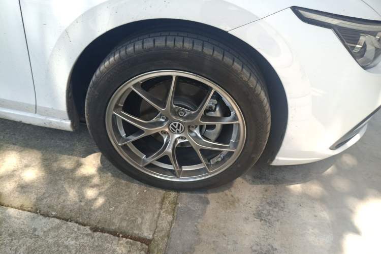 Used Volkswagen Golf 2021 280TSI DSG 30th Anniversary Edition Right Front Wheel Hub