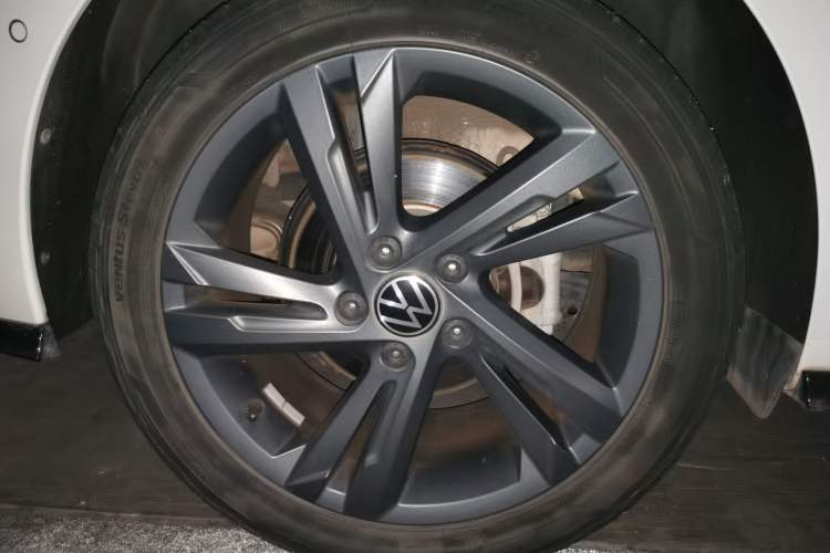 Used Volkswagen Golf 2021 280TSI DSG R-Line Right Front Wheel Hub