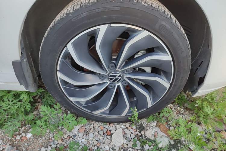 Used Volkswagen Golf 2021 280TSI DSG 30th Anniversary Edition Right Front Wheel Hub