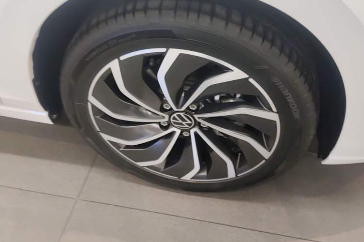 Used Volkswagen Golf 2021 280TSI DSG Pro Right Front Wheel Hub
