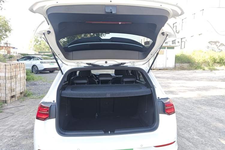 Used Volkswagen Golf 2021 280TSI DSG R-Line Trunk