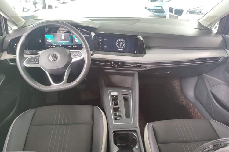 Used Volkswagen Golf 2023 Facelift 280TSI DSG Pro Center Console
