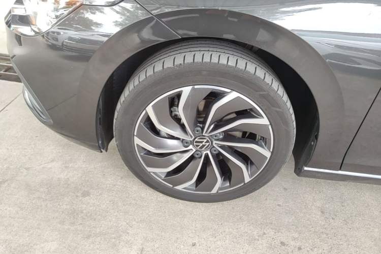 Used Volkswagen Golf 2023 Facelift 280TSI DSG Pro Left Front Wheel Hub