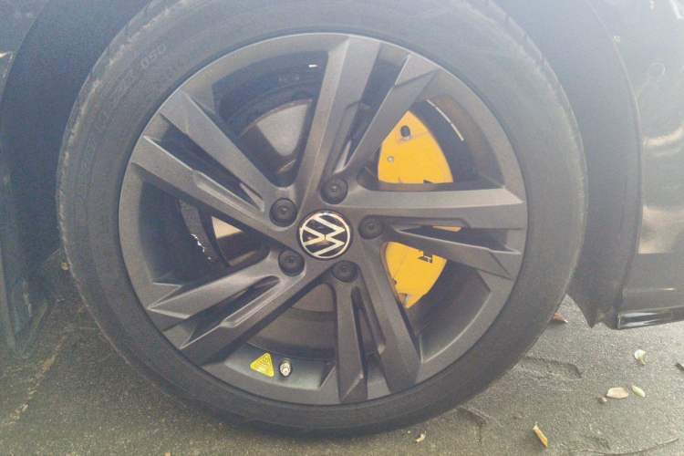 Used Volkswagen Golf 2023 280TSI DSG R-Line Lite Right Front Wheel Hub