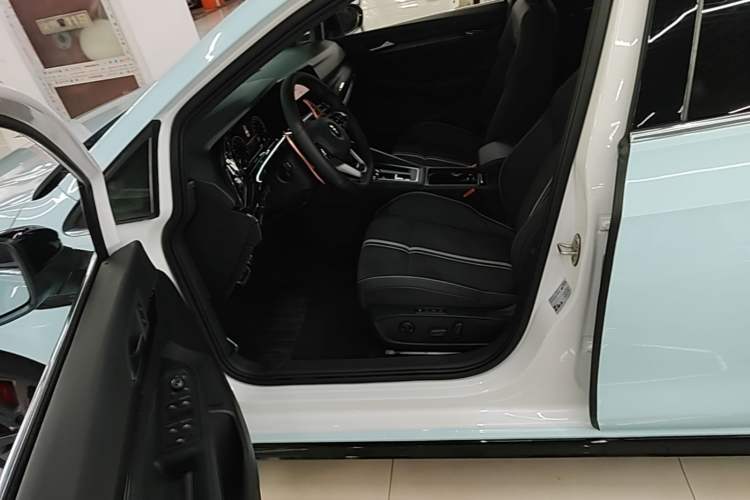 Used Volkswagen Golf 2023 Facelift 280TSI DSG R-Line Lite Left Front Seat