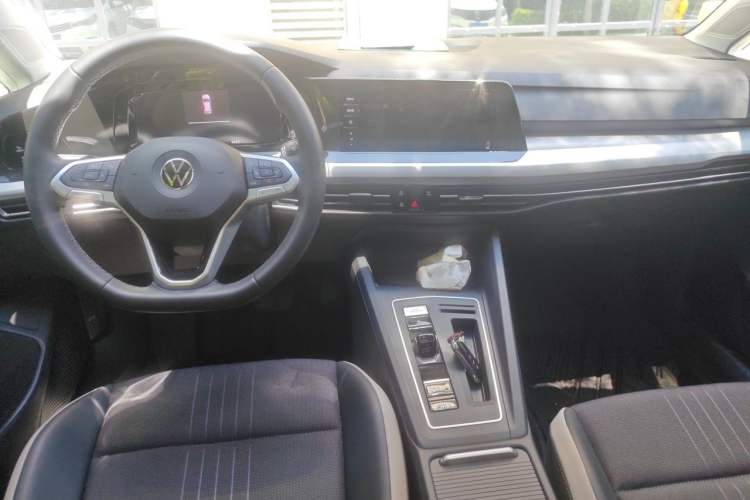 Used Volkswagen Golf 2023 Facelift 280TSI DSG Pro Center Console